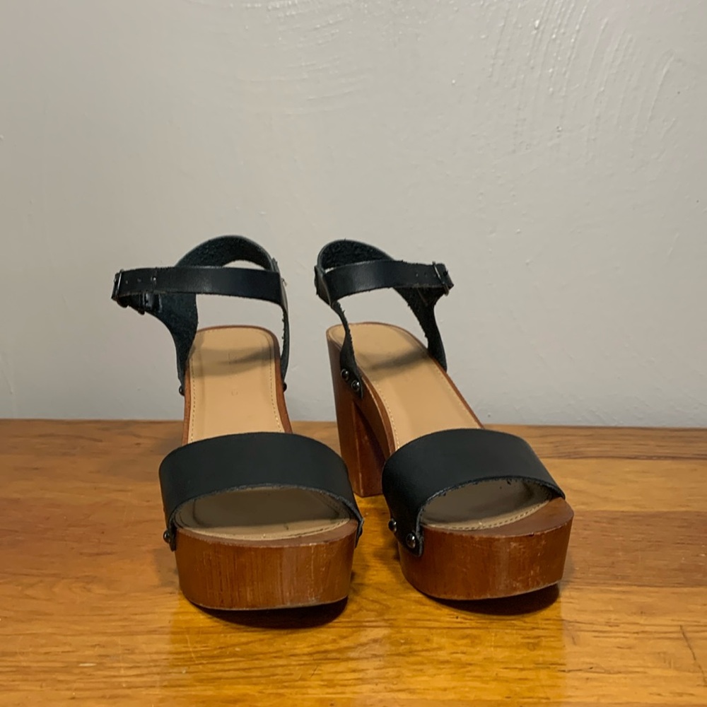 Wooden heel shoes